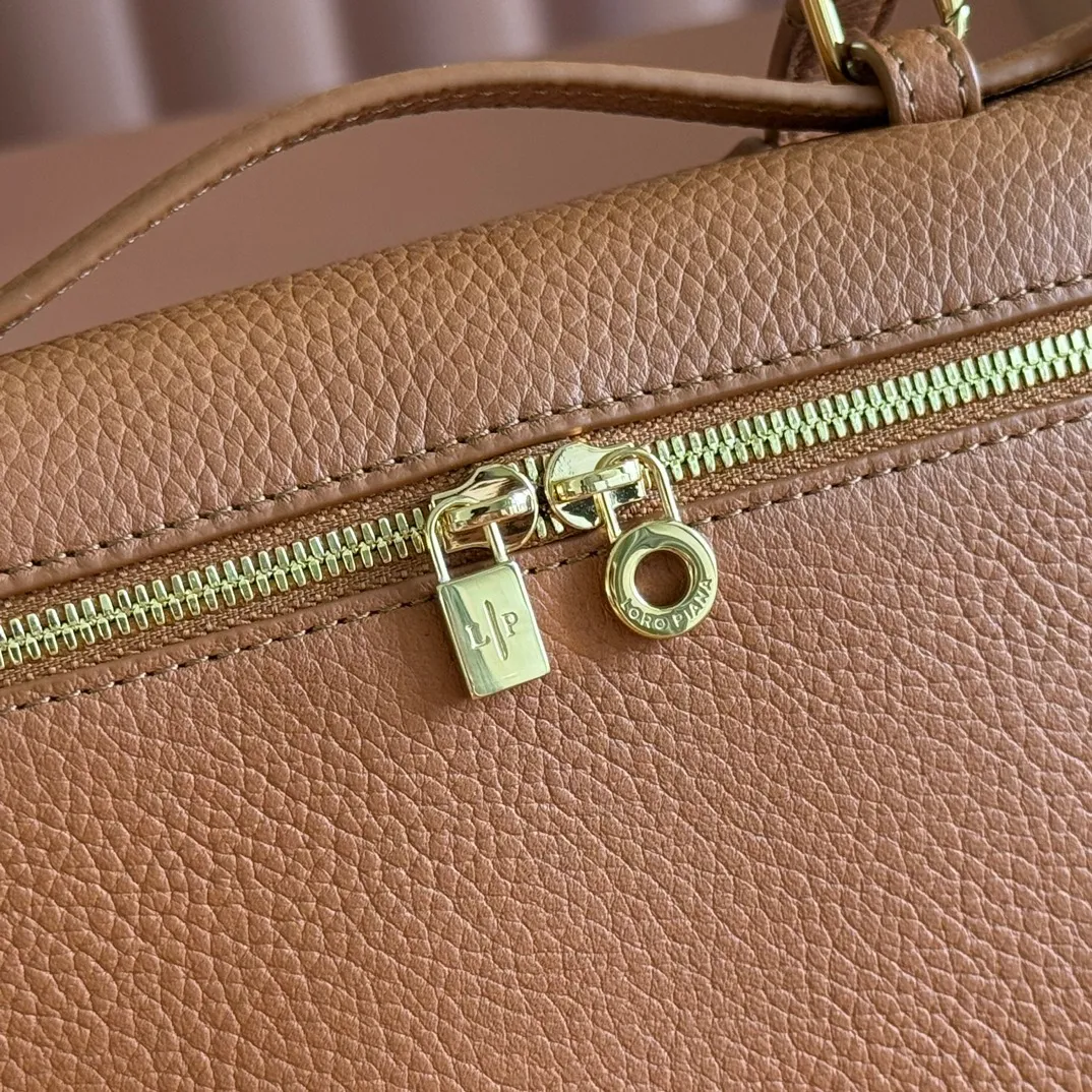 p1160💋💋💋【Original leather configuration counter complete set of packaging】 𝐋𝐨𝐫𝐨 𝐏𝐢𝐚𝐧@ Extra pocket L19 series handbag/crossbody bag, all steel, the most comfortable life is the undefined life, just like loro The material design of pian@ does not require complicated design styles. The simple and soft outline is elegant and durable, like an exquisite cosmetic case, which perfectly balances appearance and functionality. The leather is delicate and feels as soft as butter. The small bag has a large capacity. It is not only portable with a thin shoulder strap, but can also be worn cross-body. Sisters who have a special liking for minimalist style can buy it. It is simple and versatile. The simpler, the more different. Stars and Instagram celebrities are all planting it. There are two sizes of 19 cm and 27 cm. One is exquisite and casual, and the other is elegant and grand. Size: Small: length 19×width 7×height 12cm (
